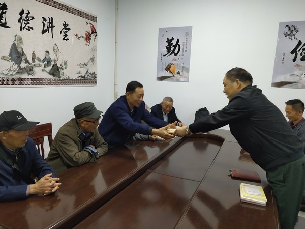 主题教育为老干部送学习资料IMG_20191011_091707.jpg