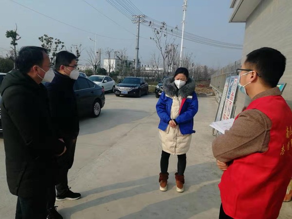 开发区纪工委到生产的企业督促做好防控工作 (1).jpg