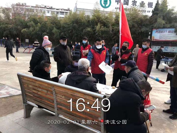 银花东区纪检委员汤家玉在清流公园宣传.jpg