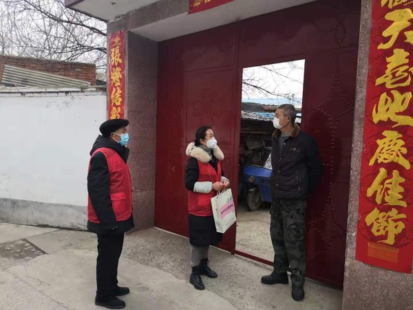 徐岗社区纪检委员入户宣传预防知识.jpg