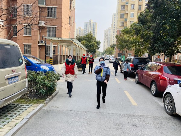 夏国香拿着小喇叭到小区开展疫情防控知识宣传.JPG