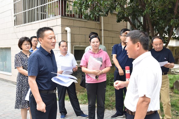 区委常委、纪委书记、监委主任杨龙在紫南社区现场摸排创城工作中存在问题.jpg