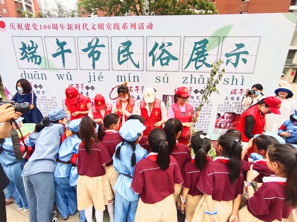 【端午节】滁州南谯各地积极开展“我们的节日——端午”暨庆祝建党100周年新时代文明实践系列活动，在弘扬传统文化过程中，教育引导党员干部和群众自觉学习党史、感念党恩，珍惜今天的美好生活。（滁州市南谯区纪委监委供  陈冬冬摄）.jpg